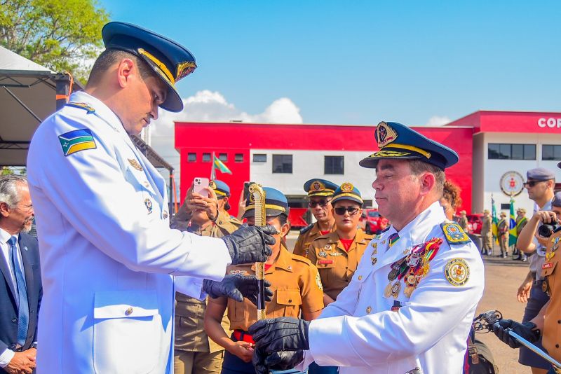 Coronel Veríssimo entregou a espada para o novo comandante