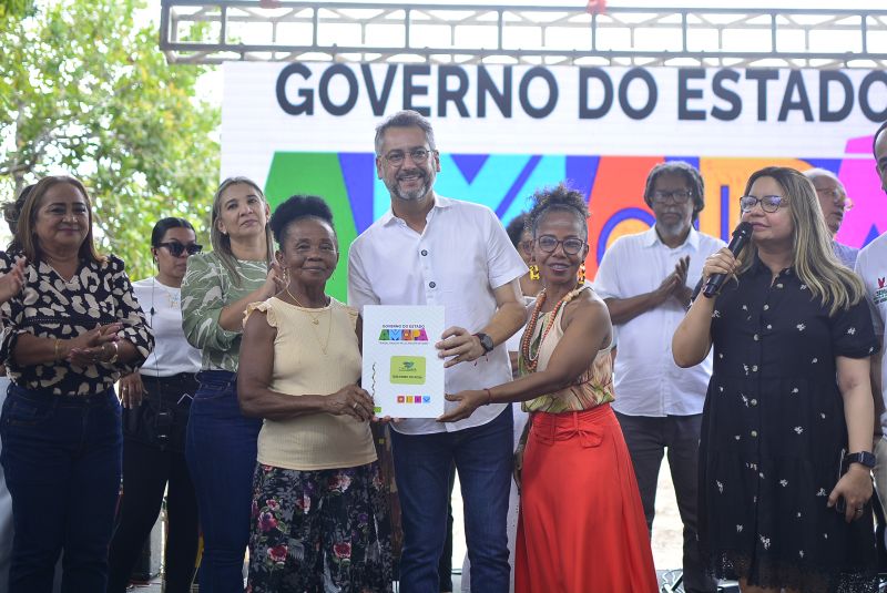 Governador Clécio Luís e secretária de Estado do Meio Ambiente, Taísa Mendonça, durante entrega de Cadastro Rural