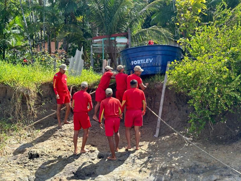 Caixas d'água também foram distrubuidas nas ações humanitárias