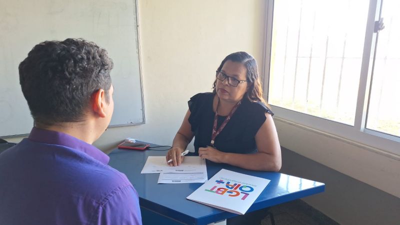 Assistente social do Centro Ama- LBTI, Marcélia Lobato em atendimento durante o evento 