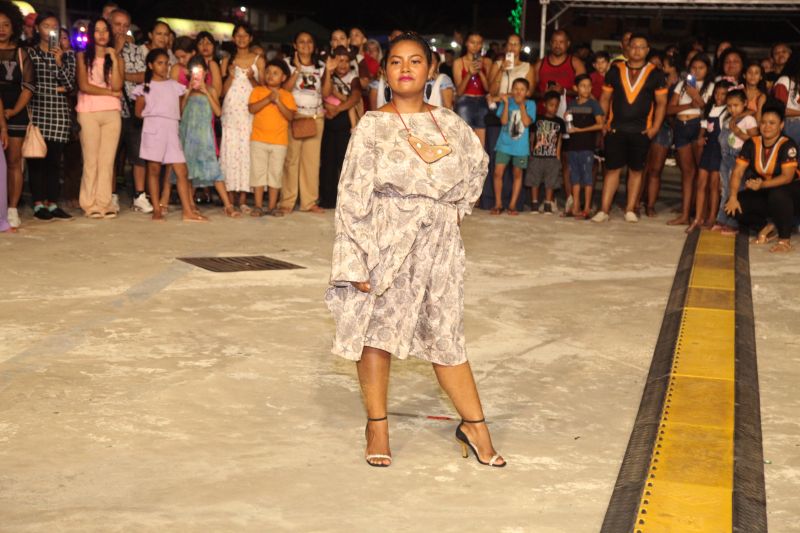 Desfile de moda afro teve como modelos moradoras e concluintes dos cursos