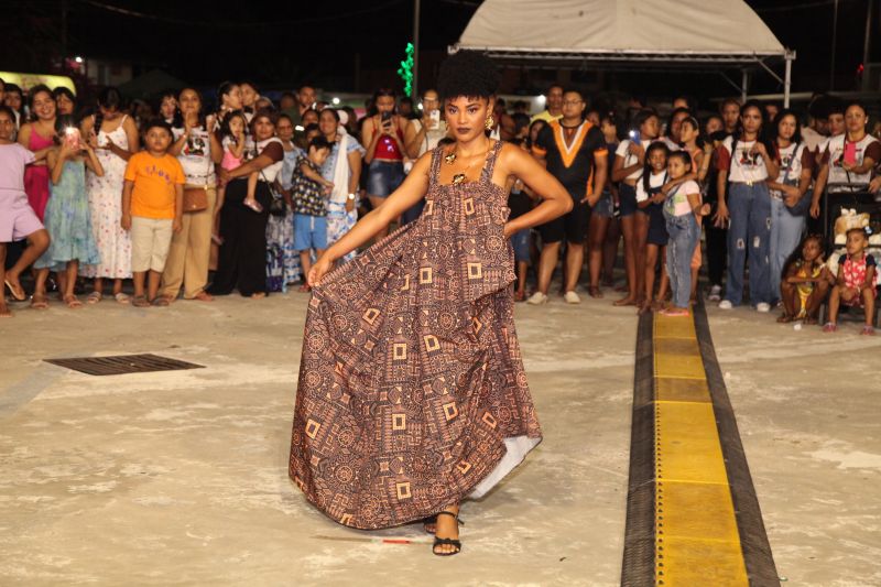 Desfile de moda afro teve como modelos moradoras e concluintes dos cursos