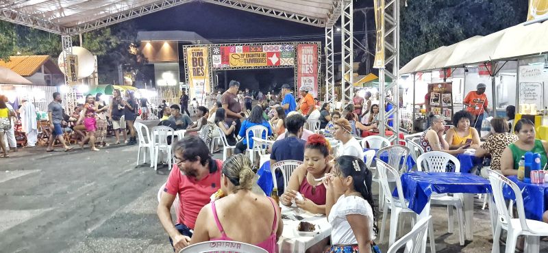 Famílias aproveitam momento de lazer na praça de alimentação