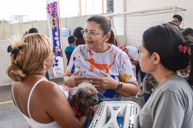 Moradores recebendo orientações veterinária 