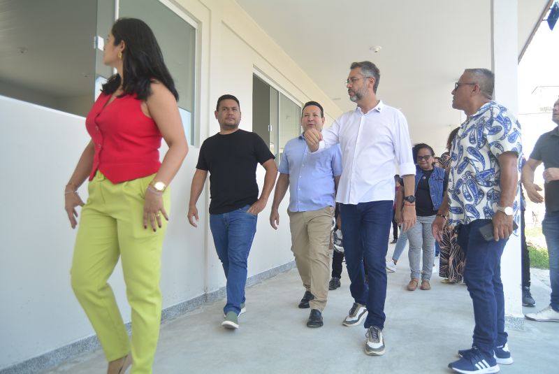 Governador Clécio Luís visitando os blocos com salas de aulas já concluídas