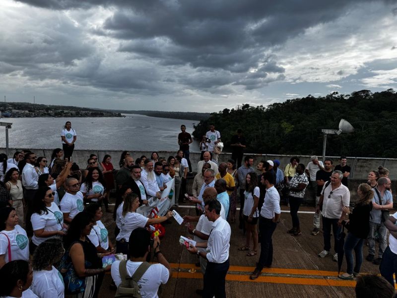 Uma marcha simbólica na Ponte Binacional Franco-Brasileira, simbolizou o intercâmbio entre Brasil e França