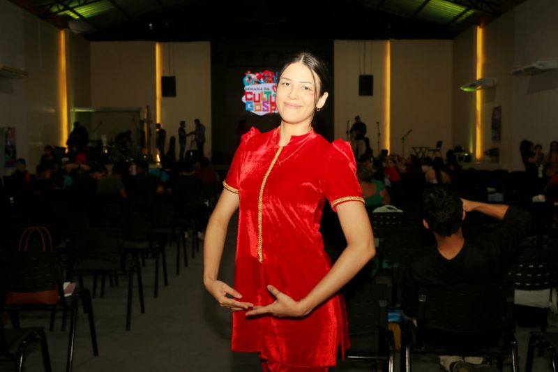 Dançarina Silviane Freitas, de 19 anos, do grupo Ministério Iluminar