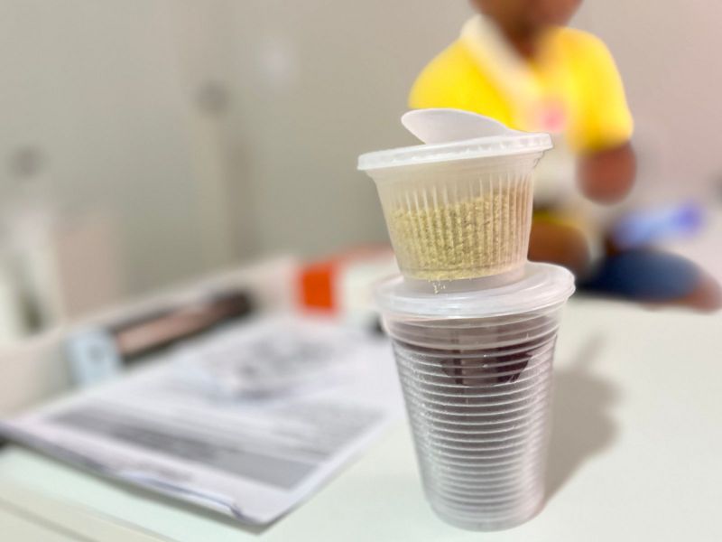 Açaí é servido com uma porção de farinha de mandioca aos pacientes