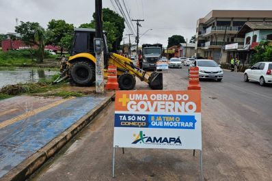 notícia: Chuvas em Macapá: máquinas e mão de obra do Governo do Amapá ajudam a limpar canais para amenizar alagamentos