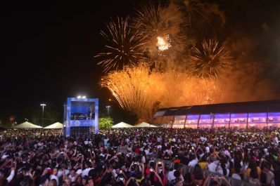 notícia: FOTOS: amapaenses celebram primeiro dia de 2024 no Réveillon Beira Rio às margens do Rio Amazonas