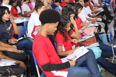 notícia: Governo do Amapá promove revisão do Enem para estudantes do residencial Miracema