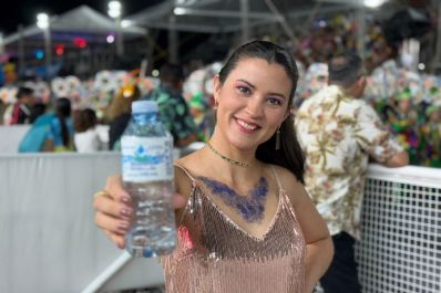 notícia: '‘Preparada para minha escola do coração', afirma foliã que aposta na água como combustível principal para o carnaval no Amapá