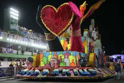 notícia: Carnaval 2025: Emissários da Cegonha abre segundo dia de desfiles com 'Senhor de Si' enaltecendo a força da superação