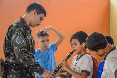 notícia: Governo do Amapá e Exército Brasileiro promovem aulas de música na Escola Estadual Reinaldo Damasceno, em Macapá 