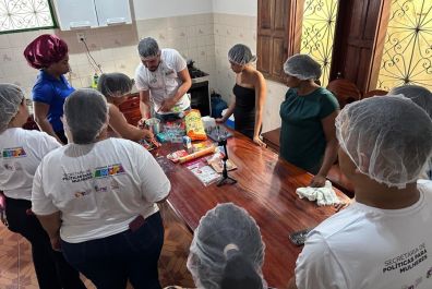 notícia: Governo do Amapá realiza cursos de trufas e bombons e oficina de empoderamento feminino em Laranjal do Jari