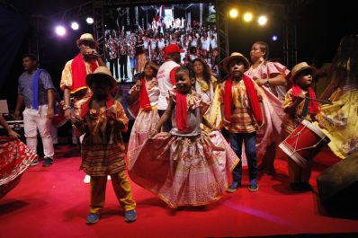 notícia: Dia Estadual do Marabaixo: 35 grupos fizeram grande apresentação para saudar manifestação cultural afro-amapaense