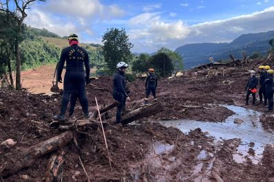 notícia: Militares do Corpo de Bombeiros do Amapá atuam na busca de vítimas em área de deslizamento de terra no Rio Grande do Sul