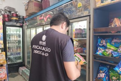 notícia: Após denúncia, Procon-AP constata alimentos fora da validade em estabelecimento comercial de Macapá