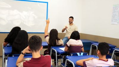 notícia: Governo do Amapá garante vagas para alunos que tiveram a pré-matrícula indeferida em três escolas estaduais