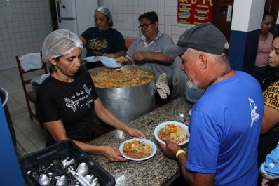 notícia: ‘É um gesto de amor’, conta servidora do Governo do Amapá que auxilia nas refeições de famílias atingidas pelas chuvas, em Macapá