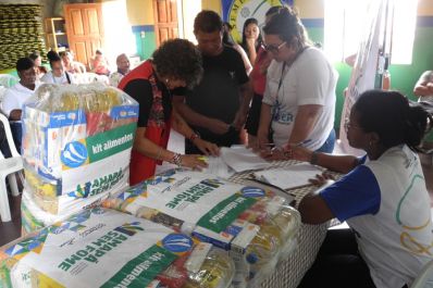 notícia: Alunos de projeto social de capoeira e famílias de religiões de matriz africana ganham kits de alimentos do Governo do Amapá