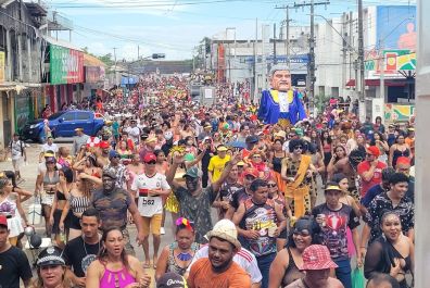 notícia: FOTOS: confira os primeiros momentos do desfile de A Banda pelas ruas e avenidas de Macapá 