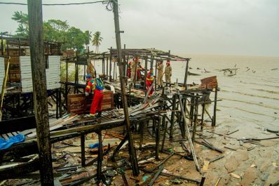 notícia: Governo do Amapá coordena demolição de casas atingidas pela força do Rio Amazonas no Aturiá