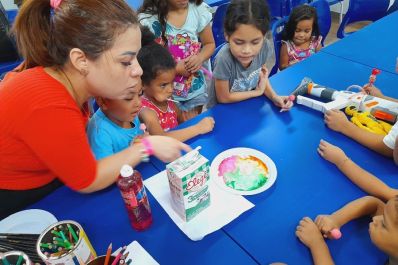 notícia: Brinquedoteca e cinemateca do centro de acolhimento do Governo do Amapá ajudam a amenizar impactos dos alagamentos nas crianças