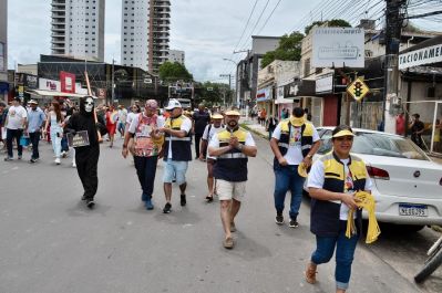 notícia: Carnaval 2024: Governo do Amapá distribui viseiras durante ação educativa de trânsito no bloco ‘A Banda’