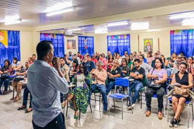 notícia: Governo do Amapá reúne diretores escolares de Macapá para alinhar cronograma do segundo semestre letivo