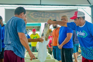 notícia: Governo do Amapá oferta serviços de cidadania e saúde para mais de 400 pescadores, em Oiapoque