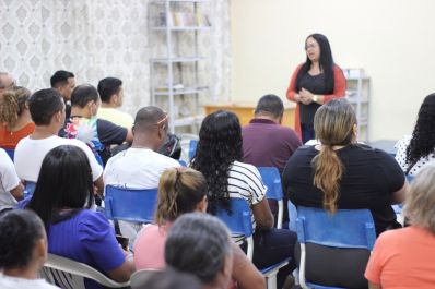 notícia: Governo do Amapá realiza atendimento psicológico com alunos e professores de escola em Laranjal do Jari 