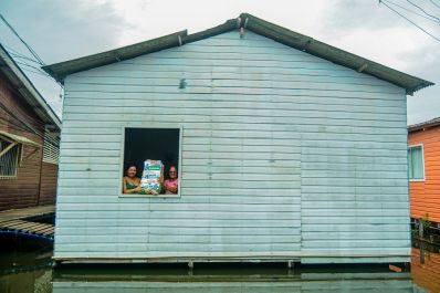 notícia: ‘É algo que faz diferença’, relata moradora de área de ponte em Macapá ao receber alimentos do Governo do Estado