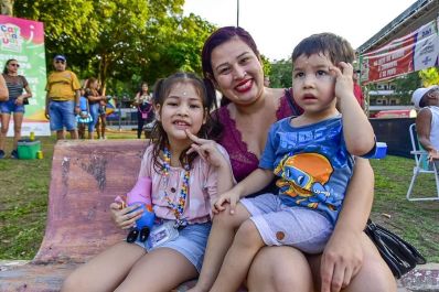 notícia: ‘Viemos para folia vacinados e protegidos’, conta professora que levou filhos para Carnaval do Povo, em Macapá