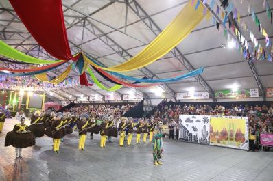 notícia: 5º Festival Sandro Rogério abre segunda noite do Arraiá do Povo com apresentações de 7 grupos juninos