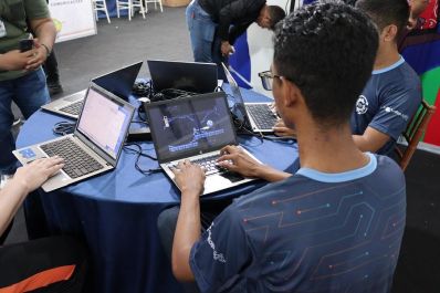 notícia: Governo do Amapá recebe mil computadores do Ministério das Comunicações e reforça ensino em 30 escolas estaduais