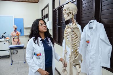 notícia:  ‘Agora, meu lugar preferido é o laboratório de ciências’, disse aluna sobre revitalização da Escola Estadual Antônio João