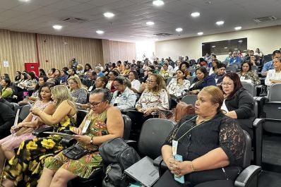 notícia: Governo do Amapá debate políticas públicas voltadas a alunos da Educação de Jovens e Adultos em escolas estaduais