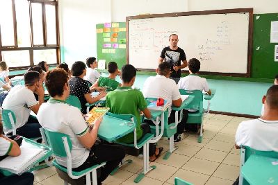 notícia: Governo do Amapá paga férias de professores da rede pública estadual na sexta-feira, 12