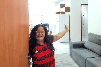 notícia: ‘É o dia mais feliz da minha vida’, diz contemplada com apartamento mobiliado no Residencial Vila dos Oliveiras