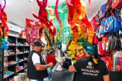 notícia: 'Procon Folia' fiscaliza e orienta comércio de produtos carnavalescos em Macapá e Santana