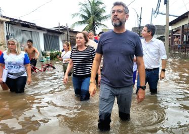 notícia: 'Nós viemos aqui juntar os nossos esforços e dar todo suporte à prefeitura', afirma governador Clécio Luís sobre alagamentos em Macapá