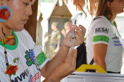 notícia: Indígenas da aldeia Kuhaí recebem assistência em saúde durante a abertura do Mês de Vacinação dos Povos Indígenas, em Oiapoque