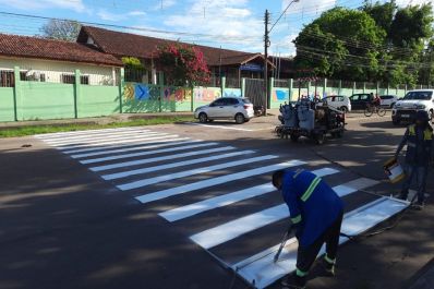 notícia: ‘Faixas vivas para vidas seguras’: Governo do Amapá revitaliza 16 faixas de pedestres em frente a escolas de Macapá