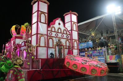 notícia: Carnaval 2024: misturando São João com Carnaval, Maracatu da Favela apresentou enredo 'Alavantu' no Sambódromo de Macapá