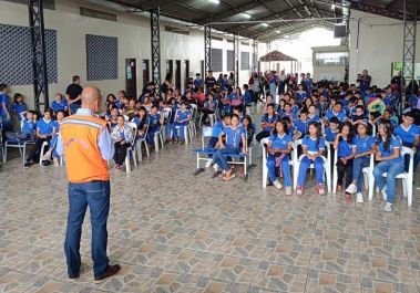 notícia: Governo do Amapá retoma projeto escolar de ações assistenciais e proteção ambiental, em Macapá