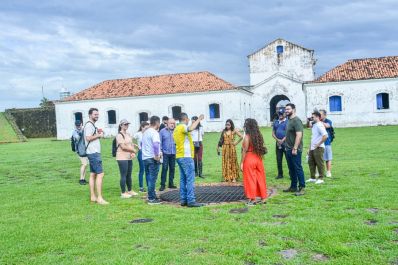 notícia: Governo do Amapá apresenta pontos turísticos amapaenses para visitantes da Comissão Mista