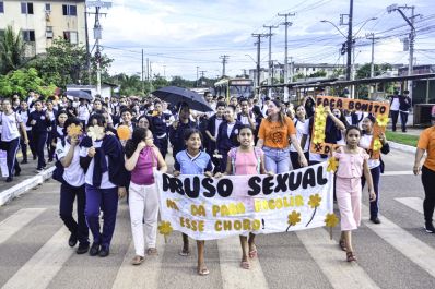 notícia: Governo do Amapá reúne moradores e estudantes do conjunto Macapaba em caminhada contra o abuso infantil