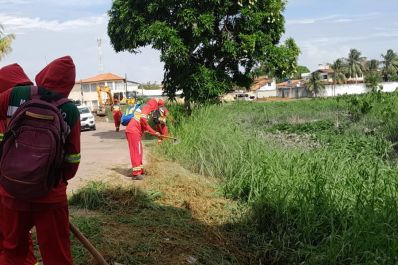 notícia: Governo do Amapá inicia nova frente de trabalho com limpeza no Canal das Pedrinhas, em Macapá