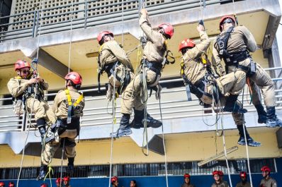 notícia: Mais de 250 alunos do Curso de Formação dos Bombeiros recebem instruções sobre Salvamento em Altura, em Macapá